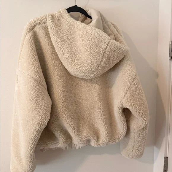 Alo Yoga Duality Sherpa Reversible Jacket in Cream and White - Picture 8 of 9